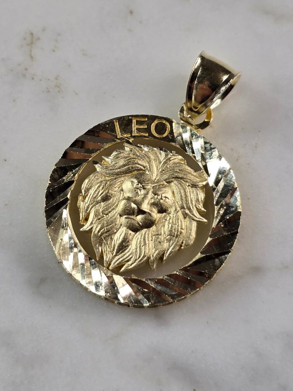 Womens Vintage Estate Gold Tone Zodiac Leo Lion Pendant E2385